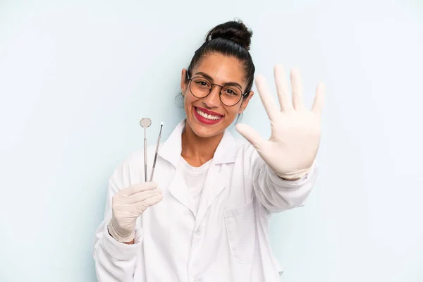 Hispanic Woman Smiling Looking Friendly Showing Number Five Dentist Concept —  Fotos de Stock