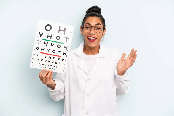 Hispanic Woman Feeling Happy Surprised Realizing Solution Idea Optical Vision — Fotografia de Stock