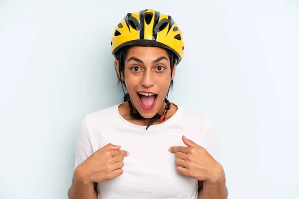 Іспаномовна Жінка Відчуває Себе Щасливою Вказує Себе Збудженим Концепція Велоспорту — стокове фото
