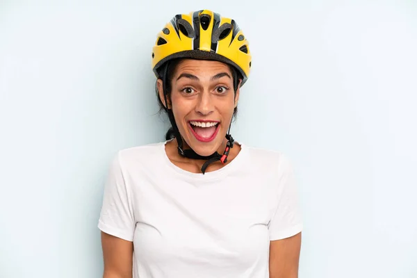 Latynoska Kobieta Wygląda Szczęśliwą Mile Zaskoczoną Koncepcja Sportów Rowerowych — Zdjęcie stockowe
