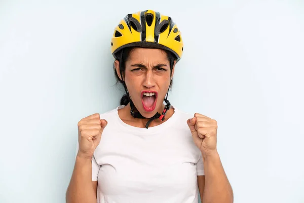 Latynoska Kobieta Krzyczy Agresywnie Gniewnym Wyrazem Twarzy Koncepcja Sportów Rowerowych — Zdjęcie stockowe