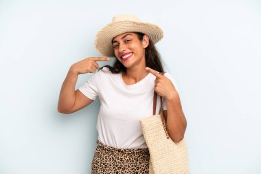 İspanyol kadın kendine güvenerek gülümseyerek kendi gülüşünü gösterdi. yaz konsepti