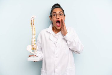 İspanyol kadın kendini mutlu hissediyor, elleri ağzının kenarında bağırıyor. tıp öğrencisi konsepti