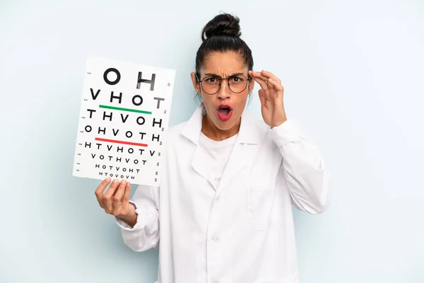 Hispanic Woman Looking Surprised Realizing New Thought Idea Concept Optical — Fotografia de Stock