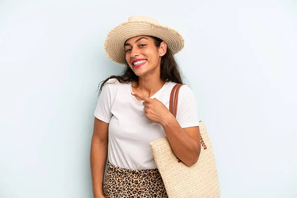 Hispanic Woman Looking Excited Surprised Pointing Side Summer Concept — 图库照片