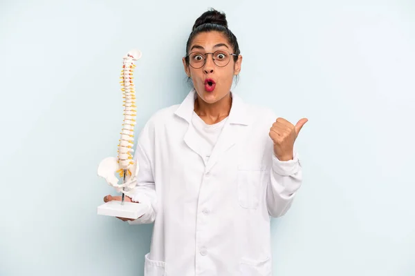 Hispanic Woman Looking Astonished Disbelief Medicine Student Concept — Stockfoto