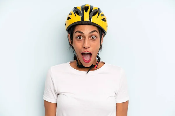 Іспаномовна Жінка Виглядає Дуже Шокованою Або Здивованою Концепція Велоспорту — стокове фото
