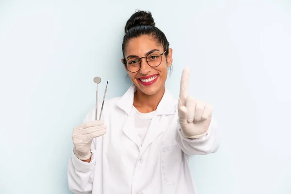 Hispanic Woman Smiling Proudly Confidently Making Number One Dentist Concept — Stock Photo, Image
