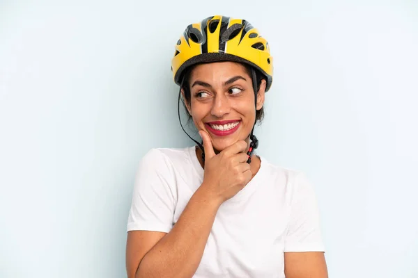 Іспаномовна Жінка Посміхається Щасливим Впевненим Виразом Рукою Підборідді Концепція Велоспорту — стокове фото