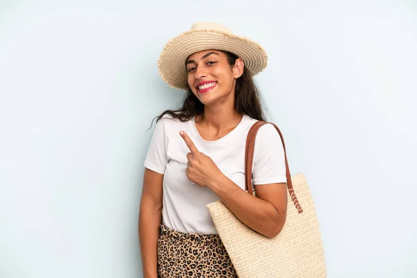 Hispanic Woman Smiling Cheerfully Feeling Happy Pointing Side Summer Concept — 图库照片