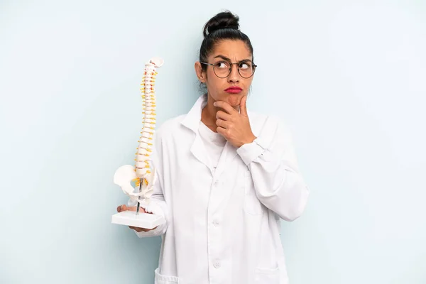 Hispanic Woman Thinking Feeling Doubtful Confused Medicine Student Concept — Stockfoto