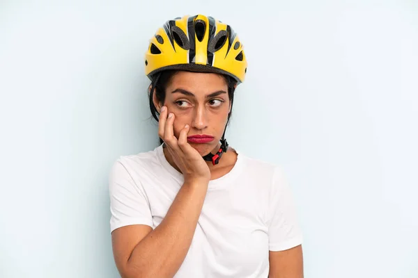 Іспаномовна Жінка Почувається Нудною Розчарованою Сонною Після Туги Концепція Велоспорту — стокове фото
