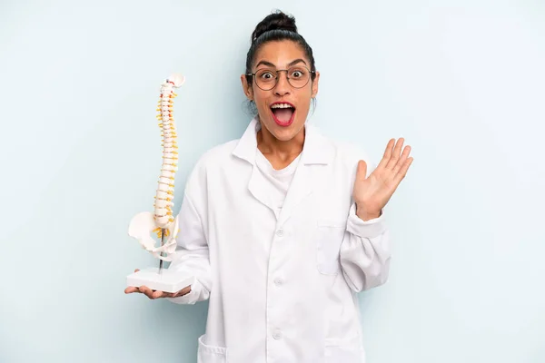 Hispanic Woman Feeling Happy Astonished Something Unbelievable Medicine Student Concept — Stockfoto