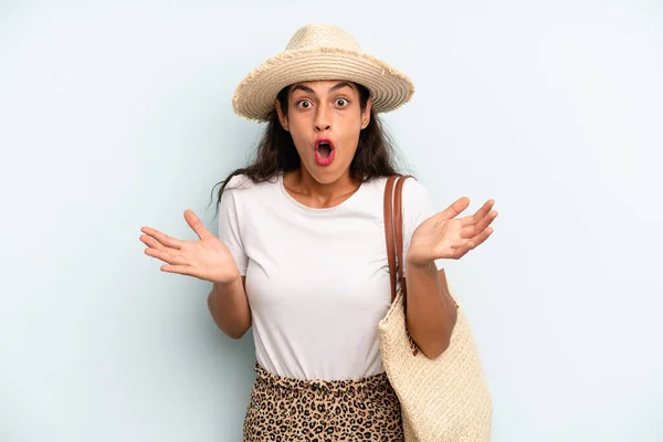 Hispanic Woman Amazed Shocked Astonished Unbelievable Surprise Summer Concept — Foto Stock