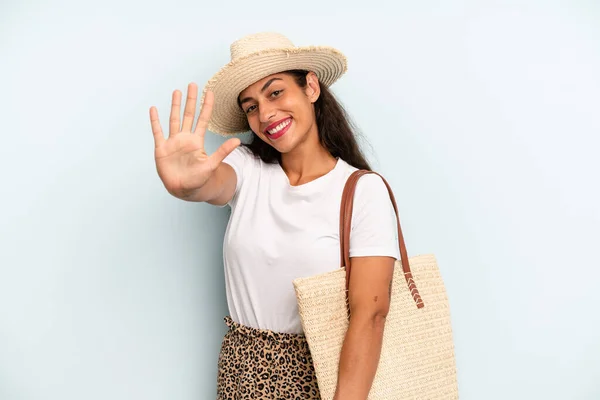 Hispanic Woman Smiling Looking Friendly Showing Number Five Summer Concept — Fotografia de Stock