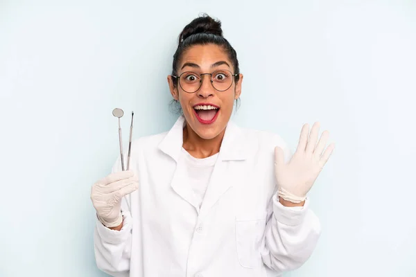 Hispanic Woman Feeling Happy Astonished Something Unbelievable Dentist Concept — Stock Photo, Image