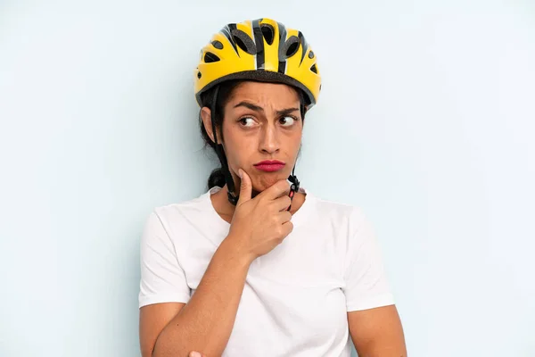 Іспаномовна Жінка Думає Відчуває Сумніви Плутає Концепція Велоспорту — стокове фото