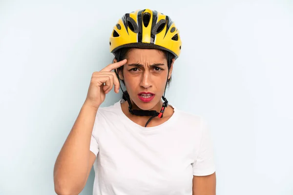 Іспаномовна Жінка Відчуває Себе Спантеличеною Спантеличеною Показуючи Божевільна Концепція Велоспорту — стокове фото