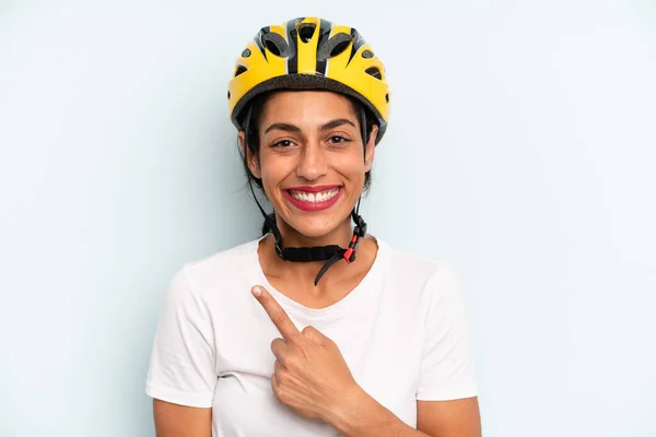 Hispánská Žena Vesele Usmívala Cítila Šťastná Ukazovala Stranou Cyklistický Sportovní — Stock fotografie
