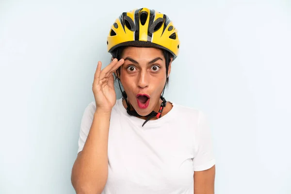 Іспаномовна Жінка Виглядає Щасливою Здивованою Здивованою Концепція Велоспорту — стокове фото