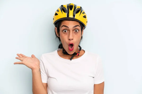Hispanic Woman Looking Surprised Shocked Jaw Dropped Holding Object Bike — Foto de Stock