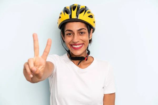 Іспаномовна Жінка Посміхається Виглядає Доброзичливо Показуючи Номер Два Концепція Велоспорту — стокове фото