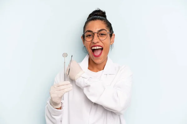 Hispanic Woman Feeling Happy Facing Challenge Celebrating Dentist Concept — Zdjęcie stockowe