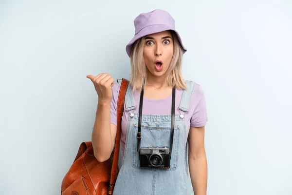 Blonde Woman Looking Astonished Disbelief Summer Tourist Concept — Foto Stock