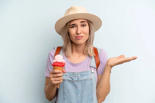 Blonde Woman Feeling Puzzled Confused Doubting Ice Cream Summer Concept — Stockfoto