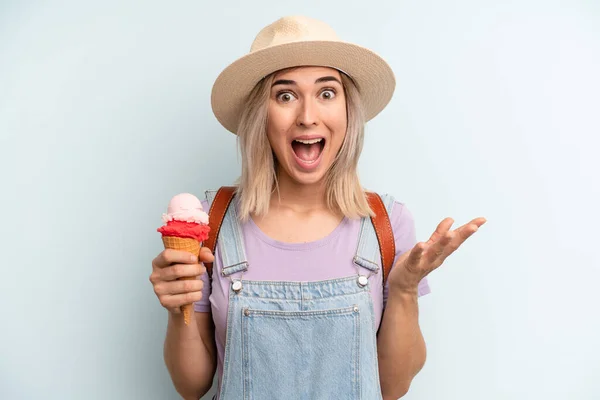 Blonde Woman Feeling Happy Surprised Realizing Solution Idea Ice Cream — Stockfoto