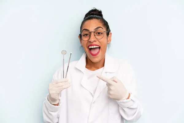 Hispanic Woman Looking Excited Surprised Pointing Side Dentist Concept — Stock Photo, Image