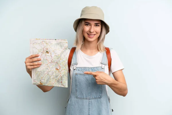 Blonde Woman Smiling Cheerfully Feeling Happy Pointing Side Tourist Map — Zdjęcie stockowe