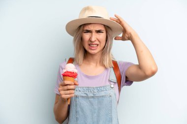 Sarışın kadın kendini stresli, endişeli ya da korkmuş hissediyor, elleri başının üstünde. dondurma ve yaz konsepti