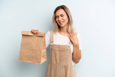 Sarışın kadın stresli, endişeli, yorgun ve hayal kırıklığına uğramış hissediyor. teslimat kavramını kaldır