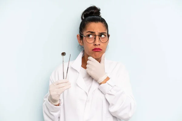 Hispanic Woman Thinking Feeling Doubtful Confused Dentist Concept — Stock fotografie
