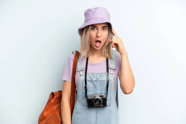 Blonde Woman Looking Surprised Realizing New Thought Idea Concept Summer — Foto Stock