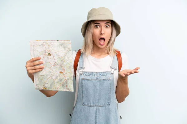 Blonde Woman Amazed Shocked Astonished Unbelievable Surprise Tourist Map Concept — Zdjęcie stockowe