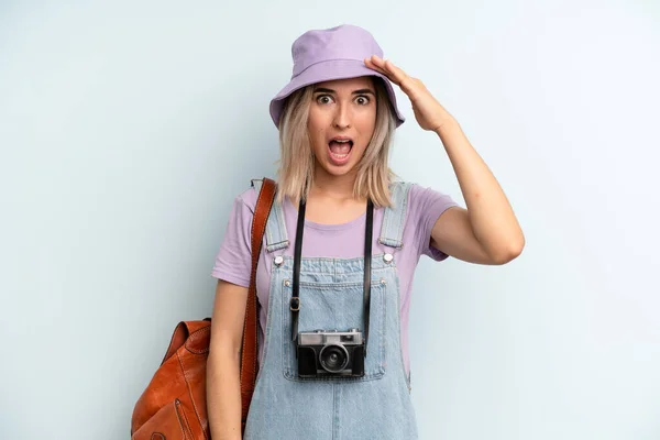 Blonde Woman Looking Happy Astonished Surprised Summer Tourist Concept — Foto Stock
