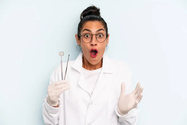 Hispanic Woman Amazed Shocked Astonished Unbelievable Surprise Dentist Concept — Stock Photo, Image