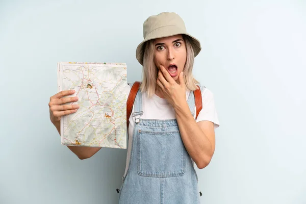 Blonde Woman Mouth Eyes Wide Open Hand Chin Tourist Map — Zdjęcie stockowe