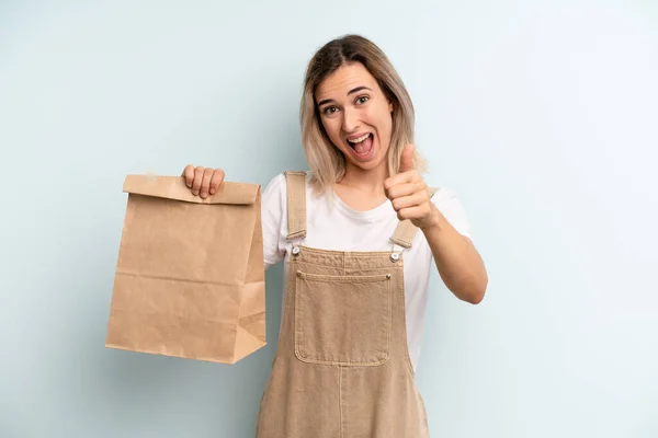 Mulher Loira Sentindo Orgulhosa Sorrindo Positivamente Com Polegares Para Cima — Fotografia de Stock