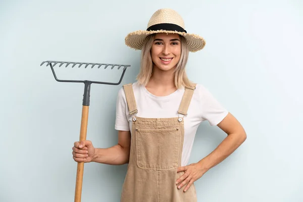 Blonde Vrouw Glimlacht Gelukkig Met Een Hand Heup Zelfverzekerd Landbouwer — Stockfoto