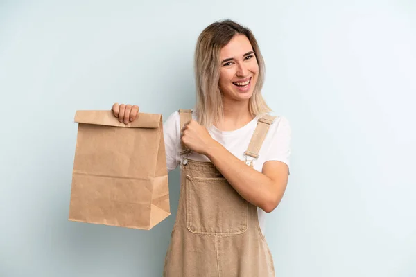 Blonde Woman Feeling Happy Facing Challenge Celebrating Take Away Delivery — 图库照片