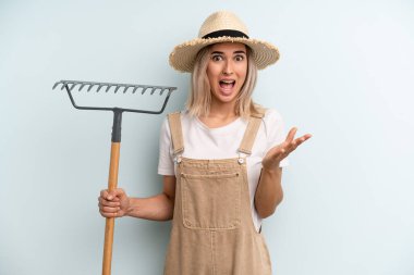 Sarışın kadın kendini mutlu hissediyor ve inanılmaz bir şeye hayret ediyor. Çiftçi ve tırmık kokulu