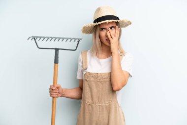 Yorucu bir günün ardından, sarışın kadın sıkılmış, hayal kırıklığına uğramış ve uykulu hissediyor. Çiftçi ve tırmık kokulu