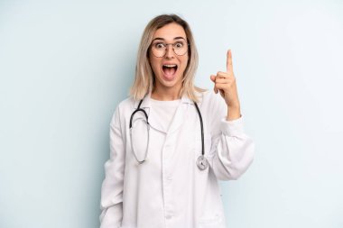 Sarışın kadın bir fikri fark ettikten sonra mutlu ve heyecanlı bir dahi gibi hissediyor. tıp öğrencisi konsepti