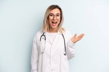 Sarışın kadın mutlu, bir çözüm ya da fikir bulduğuna şaşırmış. tıp öğrencisi konsepti