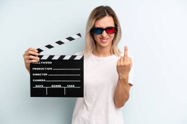 Sarışın kadın kızgın, sinirli, asi ve agresif hissediyor. film ya da film konsepti