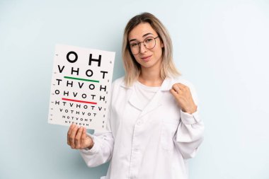 Sarışın kadın kibirli, başarılı, pozitif ve gururlu görünüyor. optik görüş testi konsepti