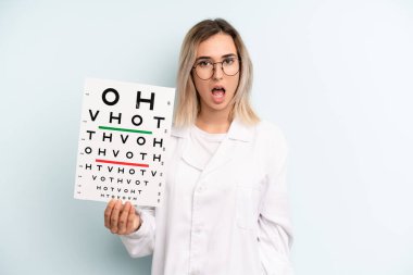 Sarışın kadın çok şaşırmış ya da şaşkın görünüyor. optik görüş testi konsepti